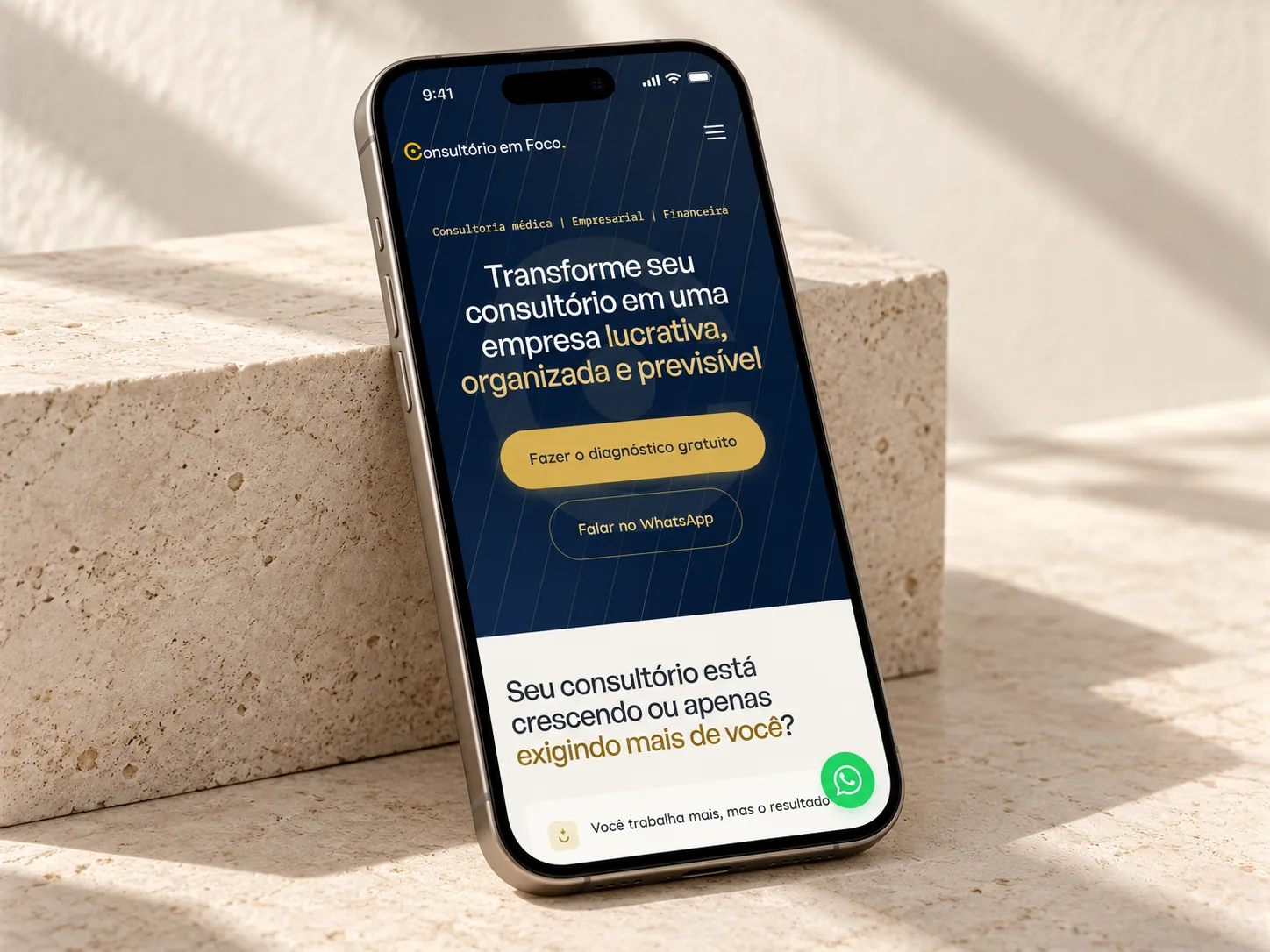 Celular apoiado num bloco de pedra clara com a página inicial do Consultório em Foco: título sobre transformar o consultório em empresa lucrativa e botão de diagnóstico.