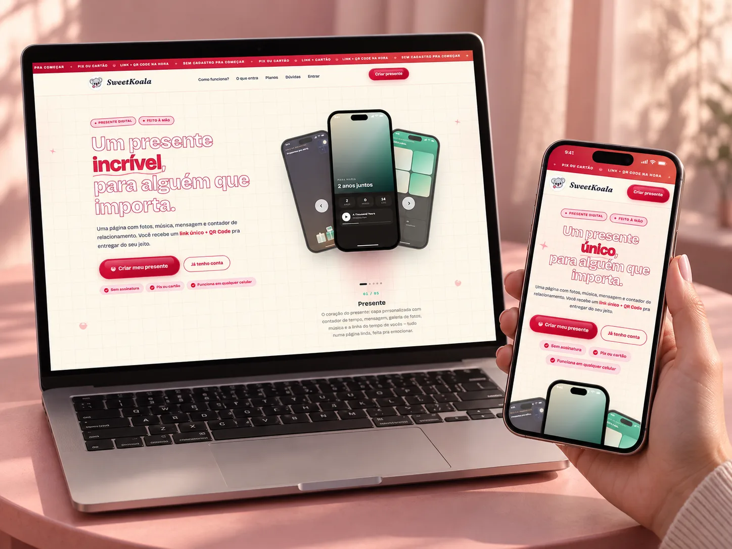 Notebook e celular sobre mesa rosa com a página inicial do SweetKoala: título "Um presente incrível, para alguém que importa" e três telas de presente digital.